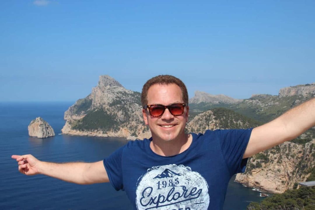 Oliver Heinrich vor den Felsen auf Mallorca