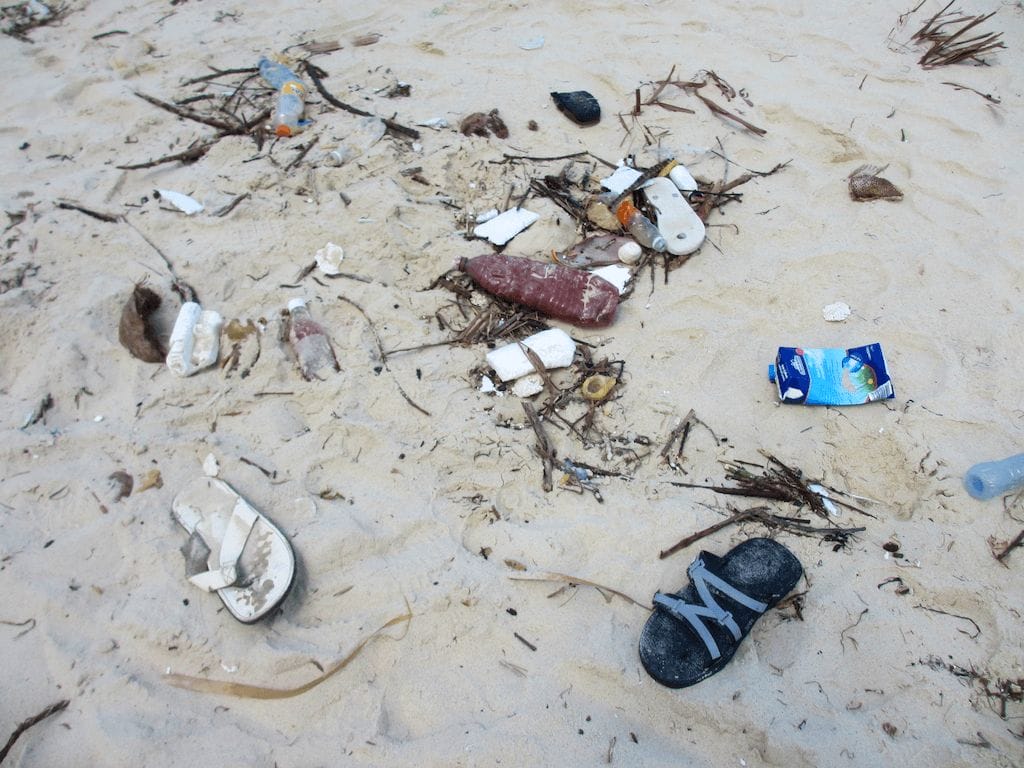 Müll auf einem Sandstrand