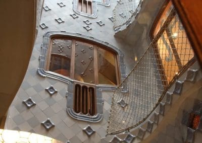 Mit Kacheln verkleidete Wand eines Innenhofes