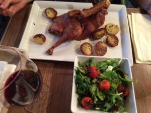 Ente und Salat auf Teller
