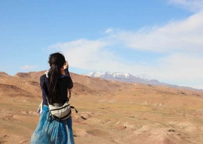 Frau schießt Foto vom Atlas Gebirge