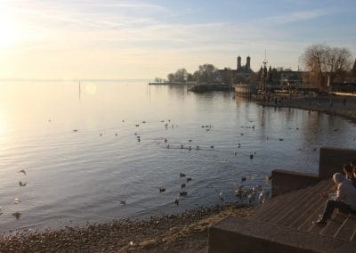 Wasser mit Stand im Hintergrund
