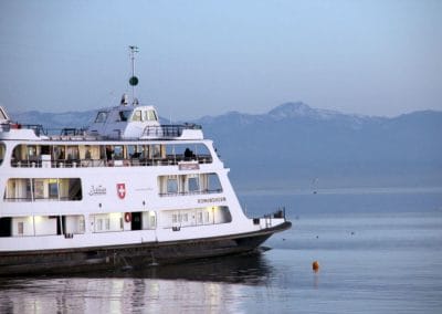 Bodensee Fähre auf Wasser vor Berg