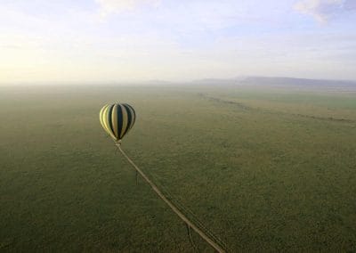 Der Heißluftballon schwebt über die Serengeti