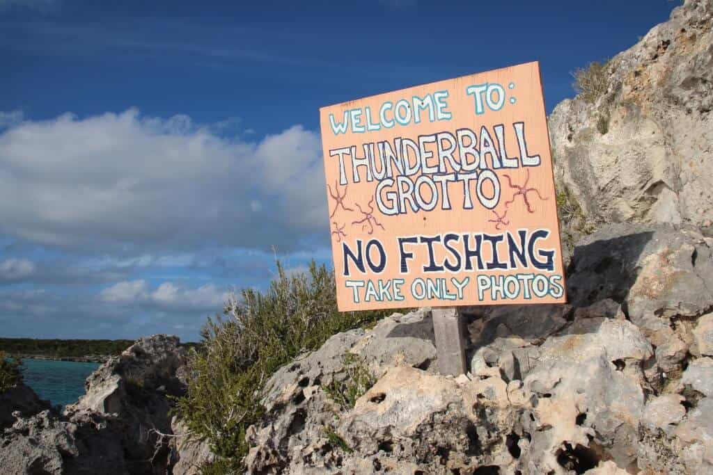 Ein Schild mit der Aufschrift Thunderball Grotto
