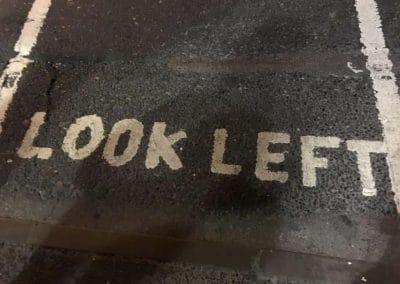 Look left auf der Straße