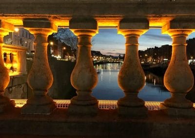 Nächtlicher Blick auf den Fluß Liffey in Dublin