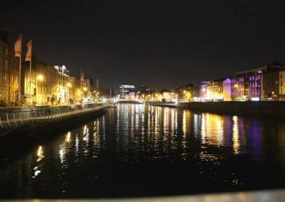 Nächtlicher Blick auf den Fluß Liffey in Dublin