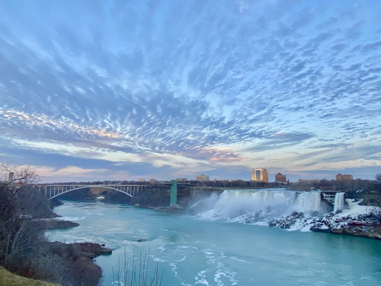 Ein Blick auf die American Falls Eine Brücke neben Fluss und Wasserfällen