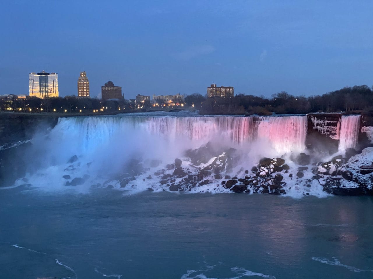 Die American Falls nachts toll beleuchtet Beleuchtete Wasserfälle