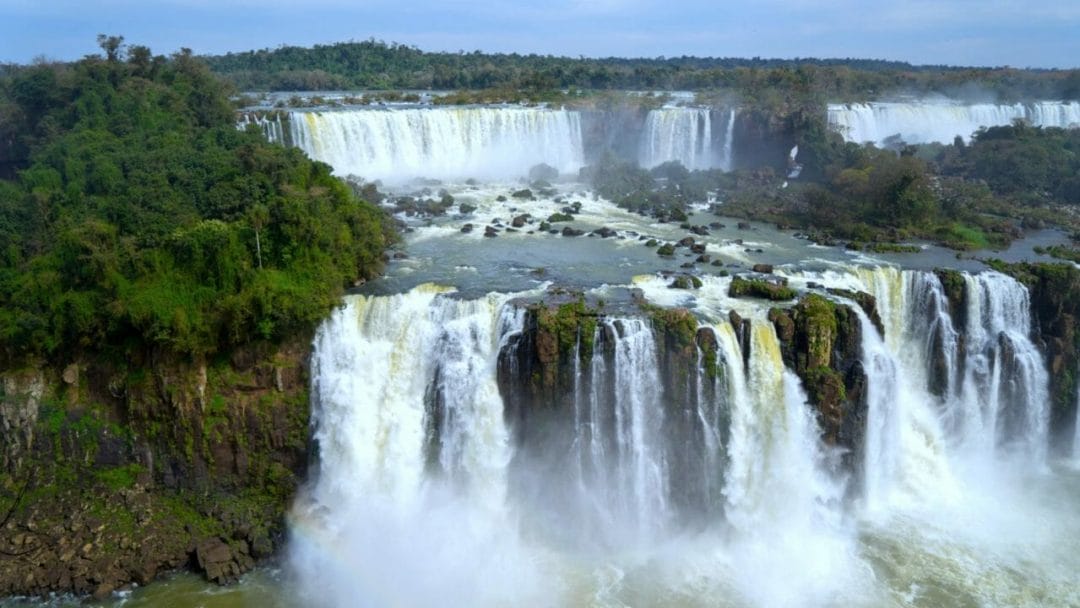 Foz do Iguazu Wasserfall Ein breiter Wasserfall umgeben von Wald