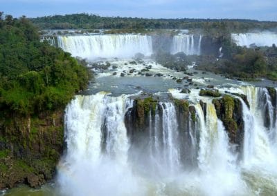 Ein mächtiger Wasserfall umgeben von Wald