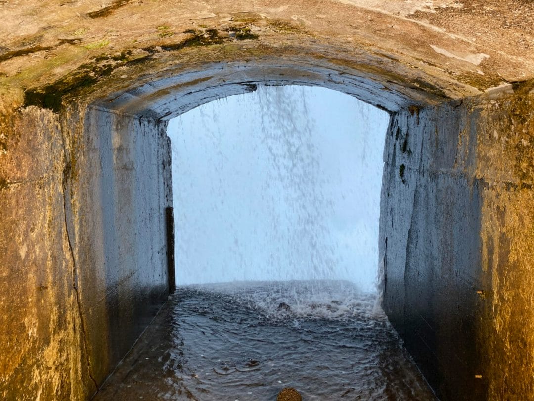Tunnel mit Blick auf Wasserfall