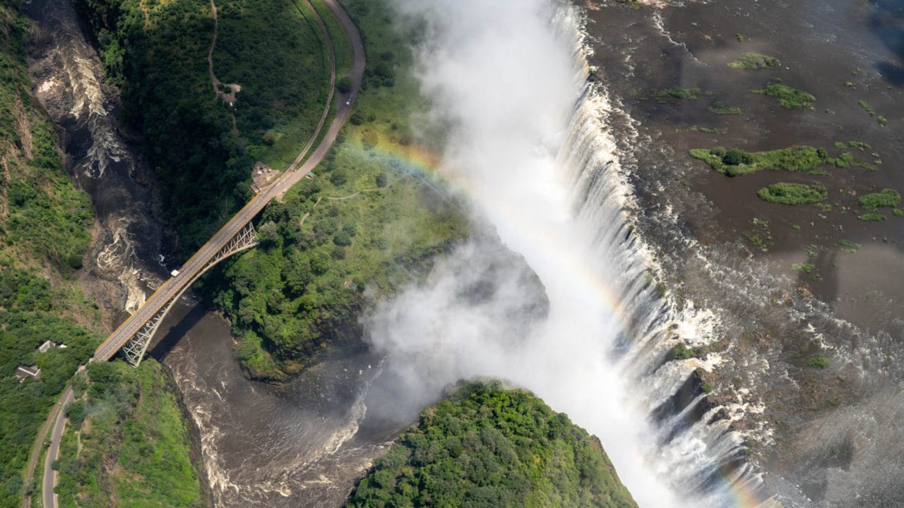 Victoria Falls aus der Luft Wasserfälle mit Regenwald aus der Luft