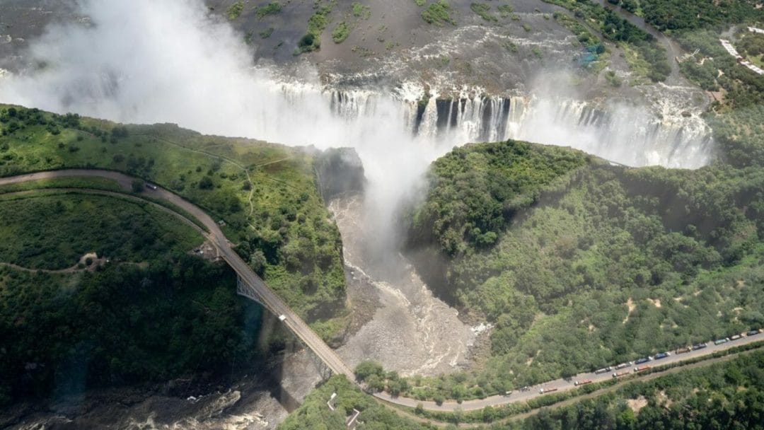 Wasserfälle mit Regenwald aus der Luft