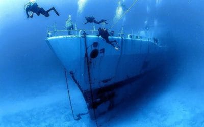 Taucher mit Schiffswrack