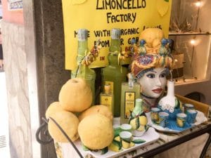 Zitronen, Limoncello Likör, Kelche und Keramikgläser