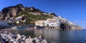 Häuser, Steilküste, Meer und Menschen