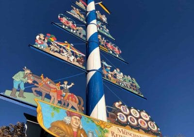 Holzmast mit bunten Tafeln
