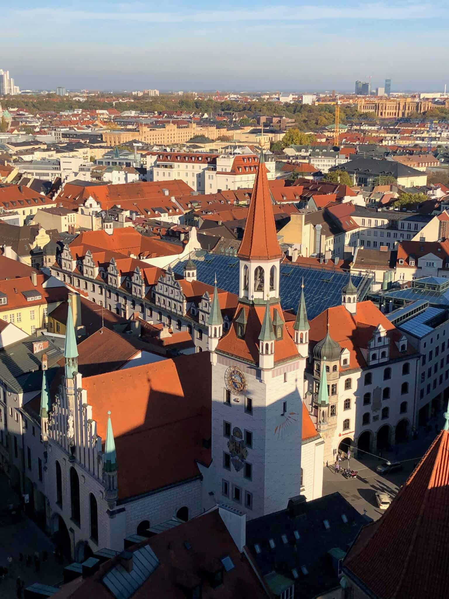 Turm und Häuser von oben