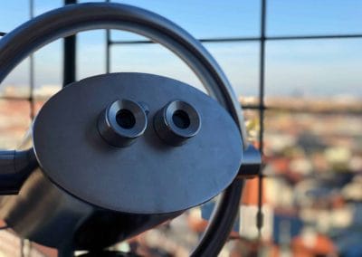 Fernrohr mit Gitter im Hintergrund