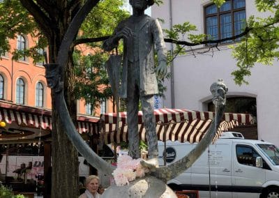 Brunnen mit Statue und Baum