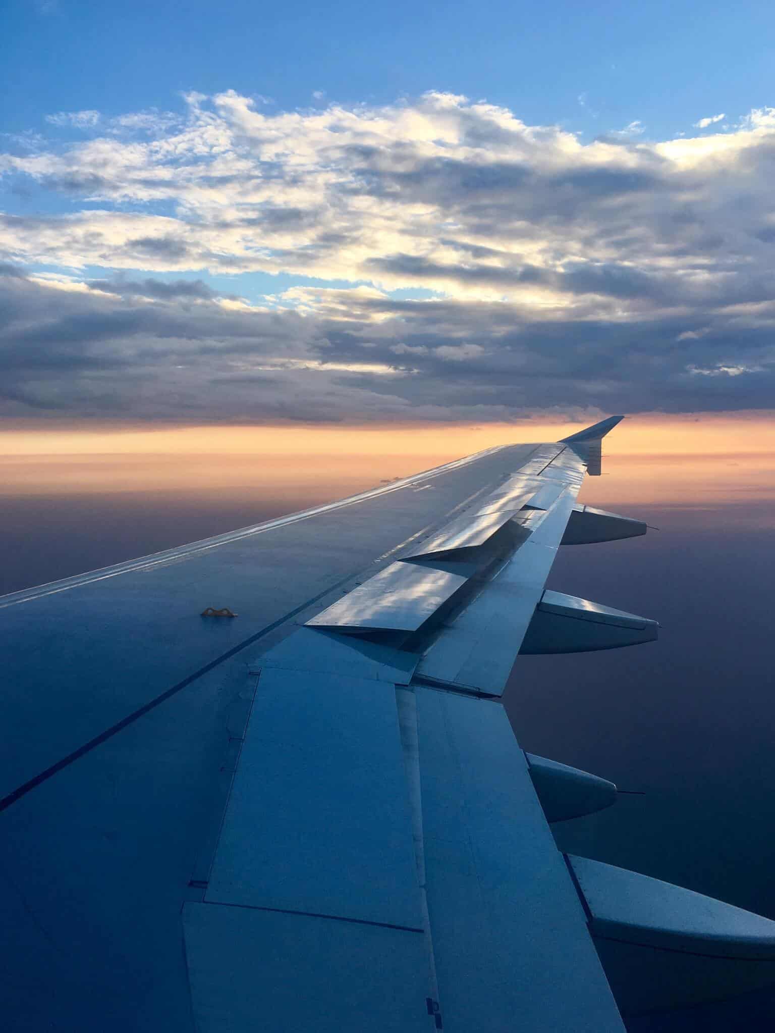 Flugzeugflügel vor Sonnenuntergang