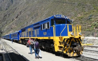 Zug auf Bahngleis vor Berg