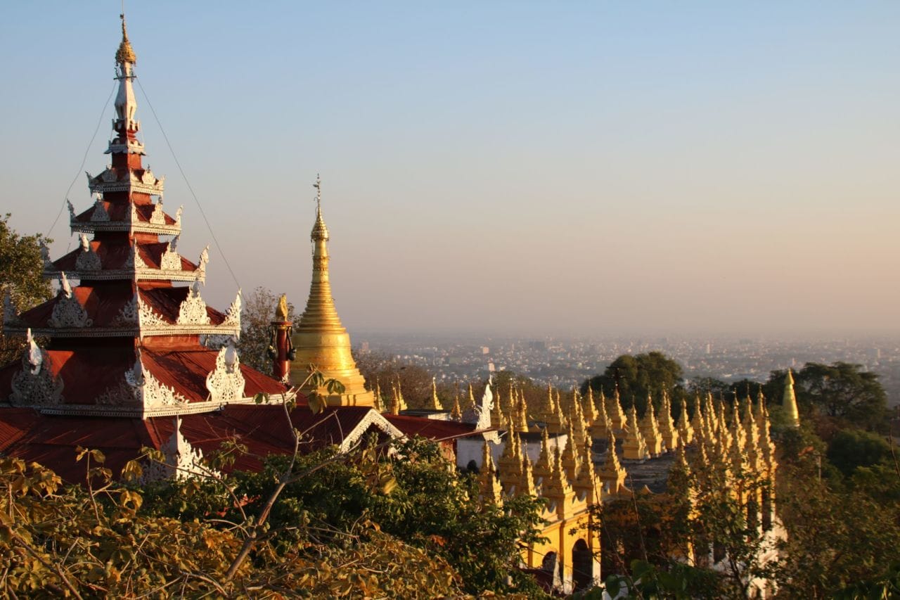 Pagoden mit Landschaft im Hintergrund