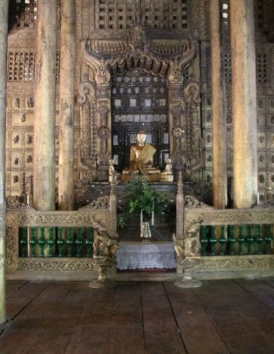 Goldene Säulen mit Buddha