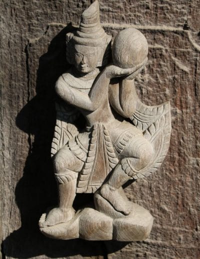 Figuren aus Holz geschnitzt