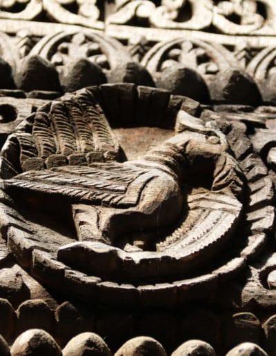 Vogel aus Holz geschnitzt