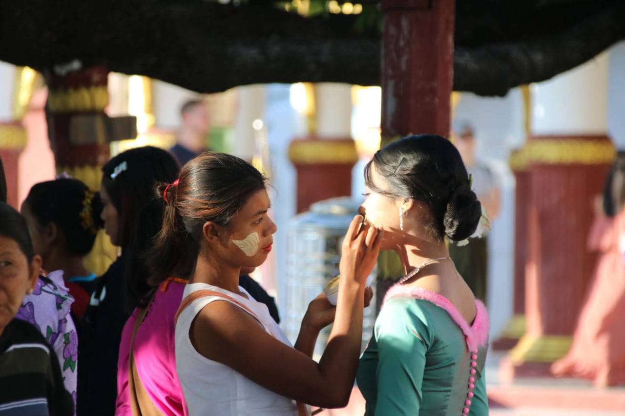 2 burmesische Frauen