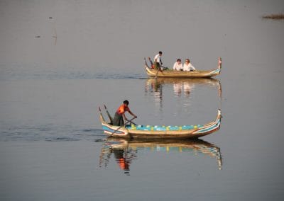 Zwei Boote mit Menschen auf Fluss
