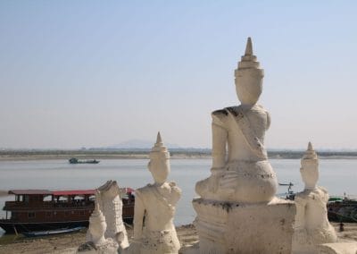 Sitzende Statuen, Boot und Fuss