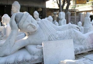 Weiße Buddhafiguren aus Marmor
