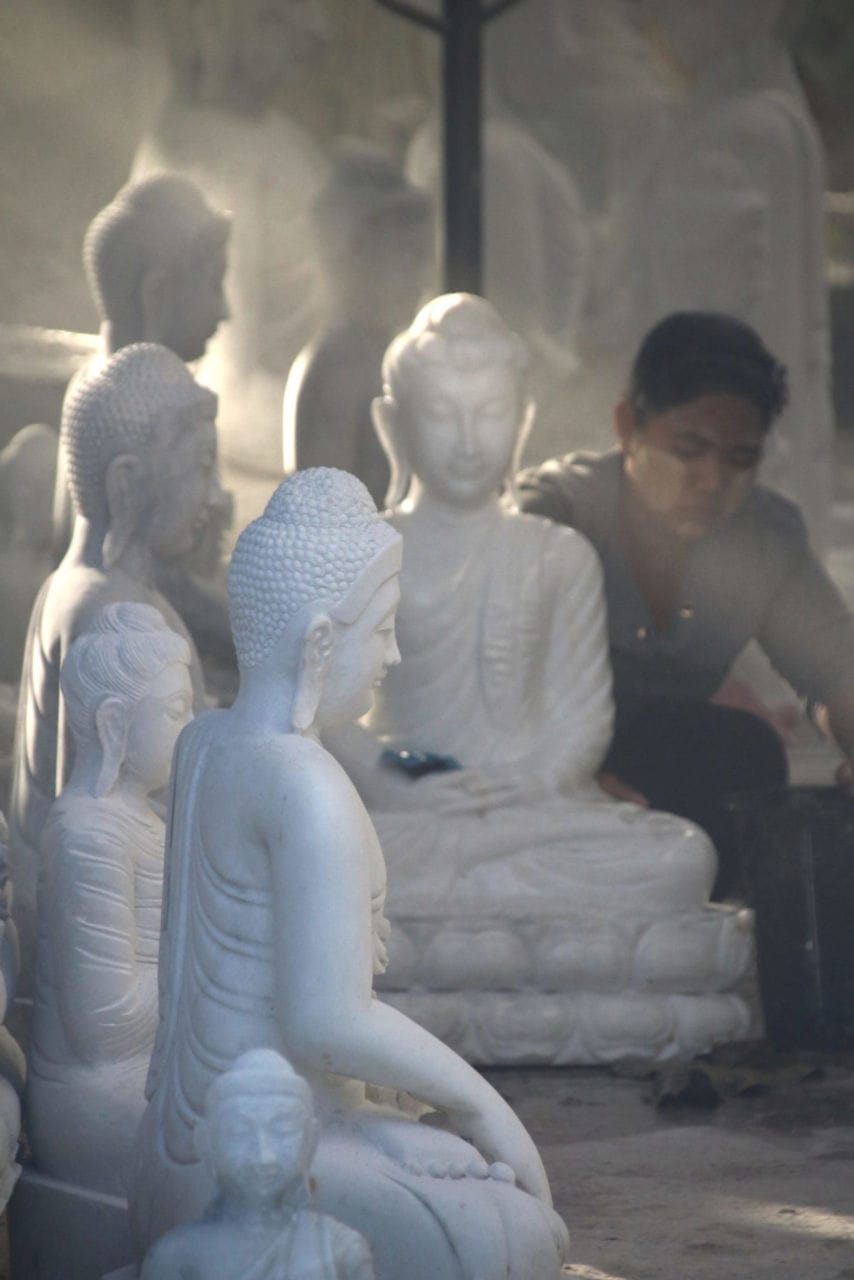 Buddhafiguren im mystischen Licht Weiße Buddhafiguren Mensch