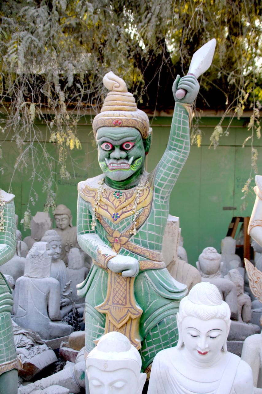 Grüne Krieger Figur weiße Buddhafiguren