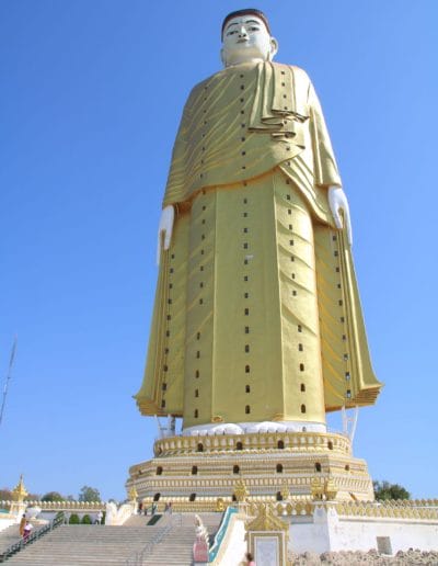 Große Buddhastatue vor blauem Himmel