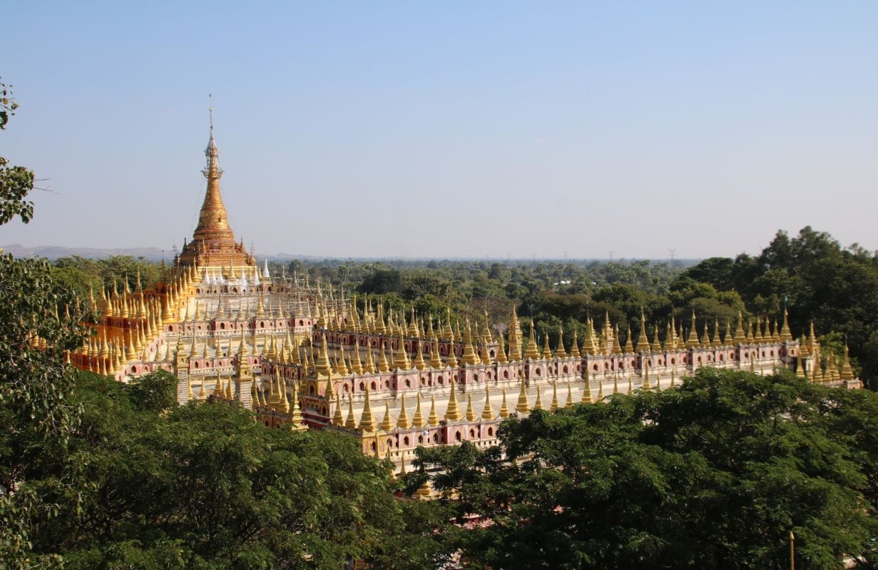 Große Pagode im Regenwald