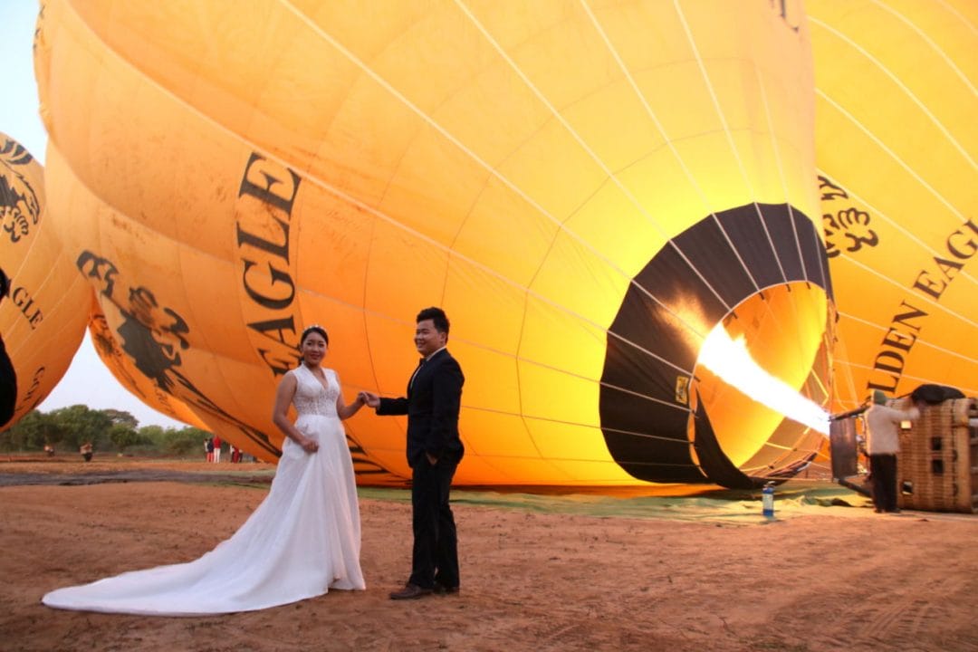 Hochzeitspaar vor Heißluftballon