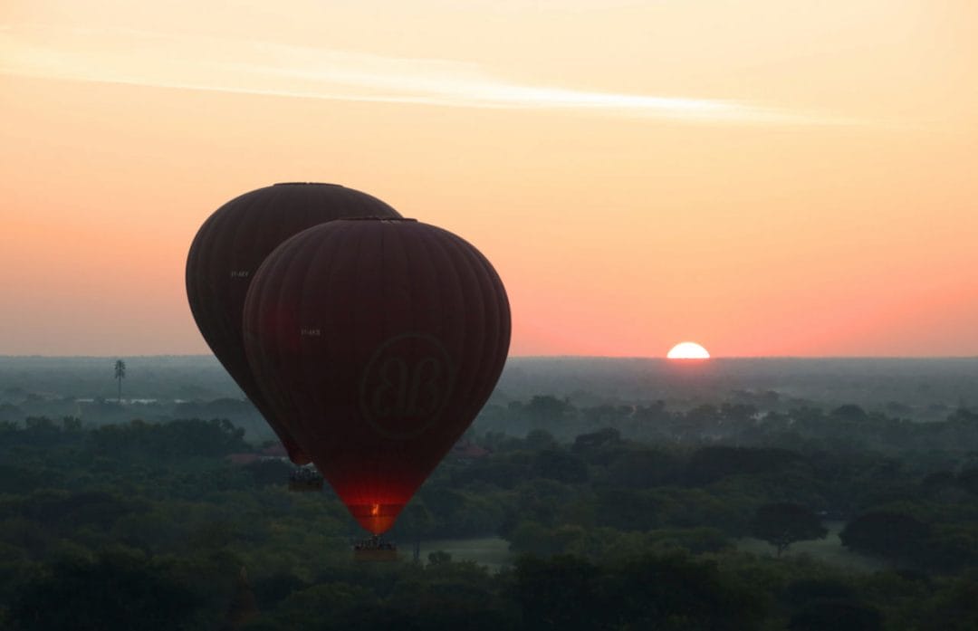 Zwei Heißluftballone vor Sonnenaufgang