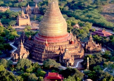 Eine Pagode zwischen Bäumen