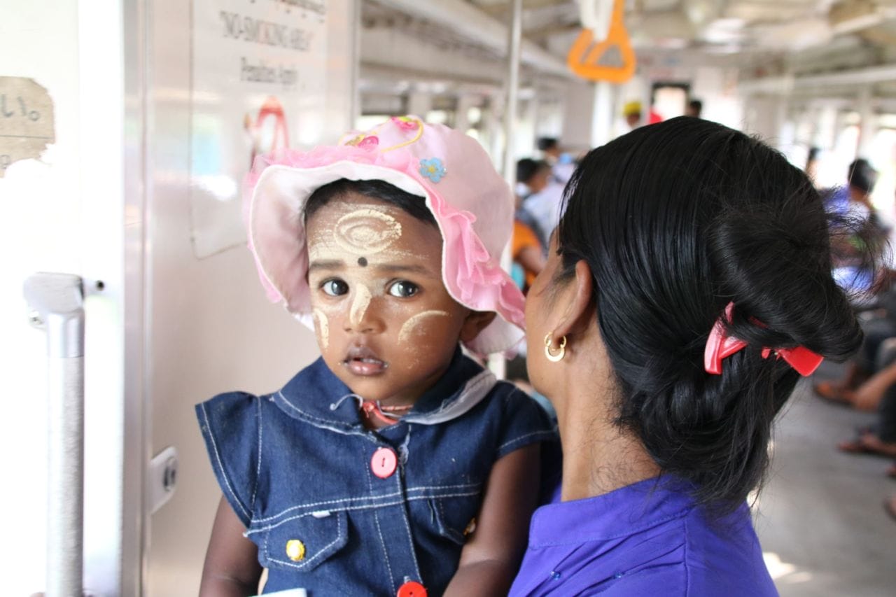 Mutter und Kind im Zug