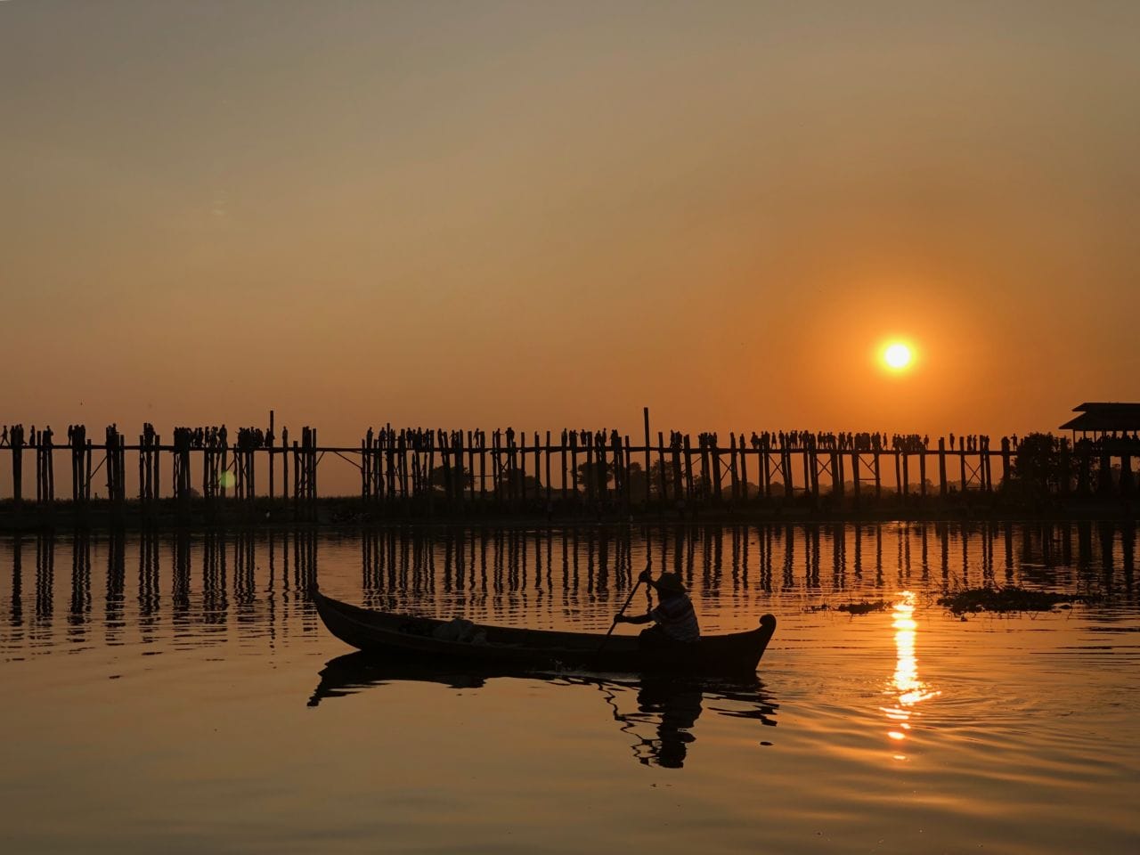 Boot mit Mensch vor Brücke