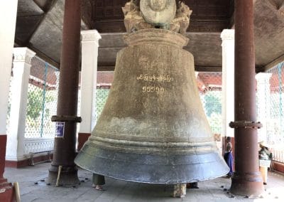 Glocke in Halle mit zwei Eisensäulen