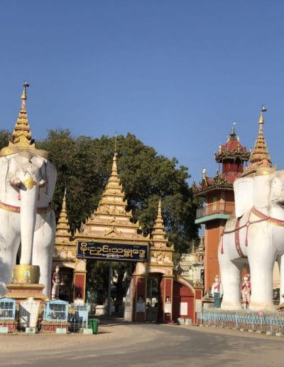 Zwei weiße Elefanten Statuen mit Bäumen