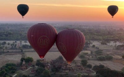 Ballonfahrt über die Pagoden von Bagan Zwei Ballone berühren sich