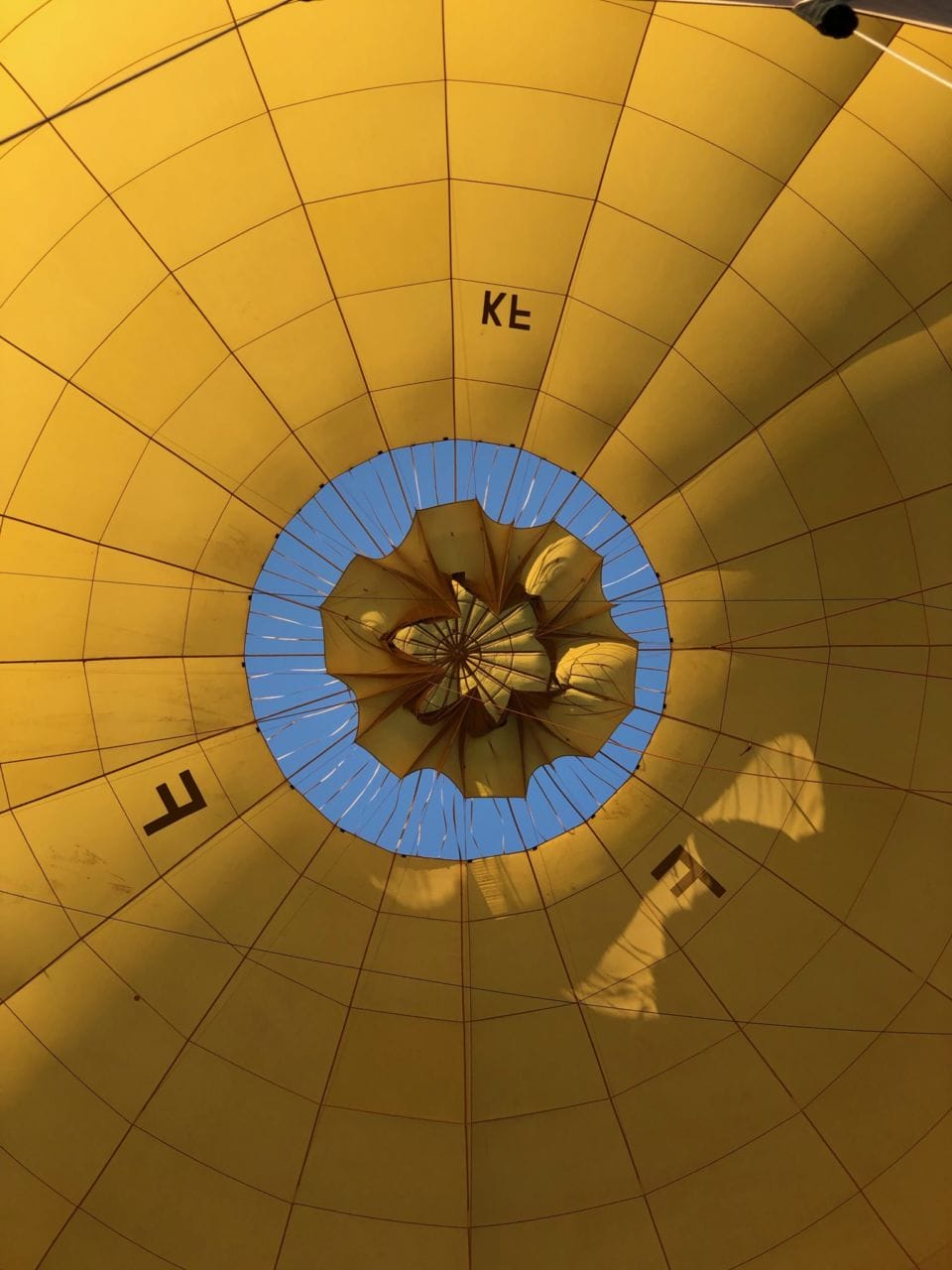 Gelber Ballon mit geöffnetem Segel