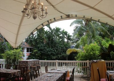 Tisch mit Zeltdach und Palmen